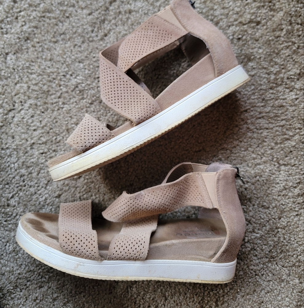 Blondo Suede Tan Sandals